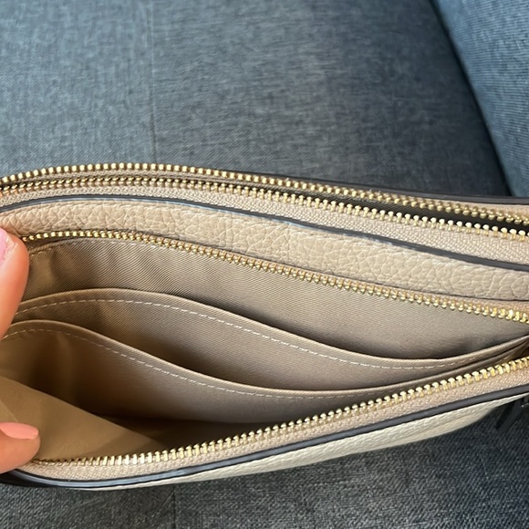 Ivory pebbled leather Coach bag with matching wristlet and ID/card holder. - Picture 6 of 9